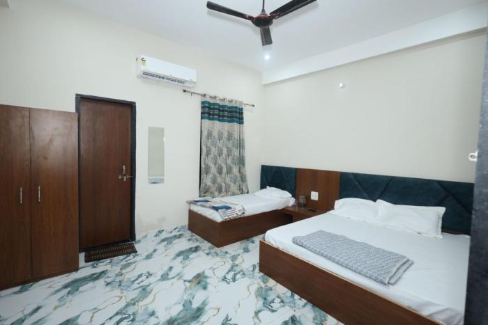 Hotel Shri Balaji Dham, Family Rooms Near Mathura Railway Station