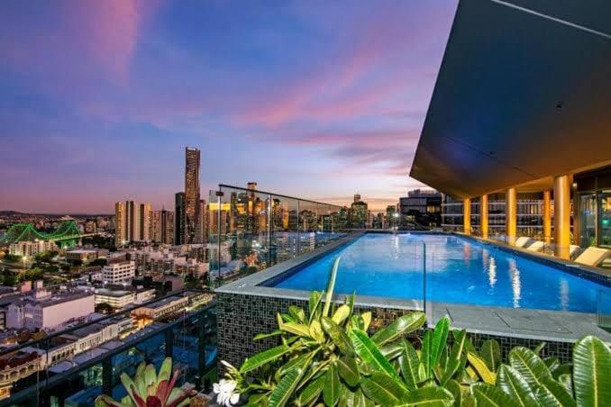 Cloud9 CITY VIEW large resort style apartment