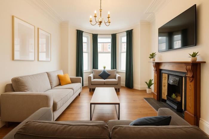 Large CityCentre Townhouse & Hot Tub, Pool Table and Offroad Parking