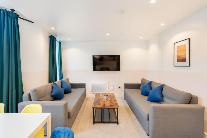 Duplex Apartment For Up to 13 Near City Centre