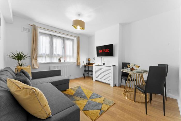 Modern 1BR near ExCeL & Canary Wharf, Fast WiFi, Workspace & Parking
