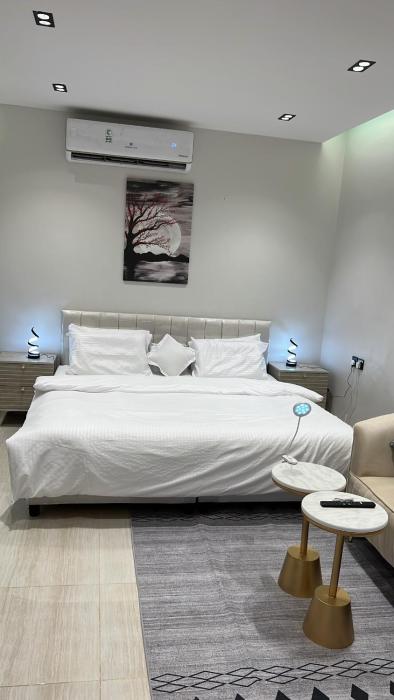 استديو هادئ بسرير ماستر وجلسة جانبية