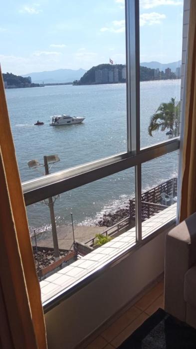 Apt pé na areia vista mar