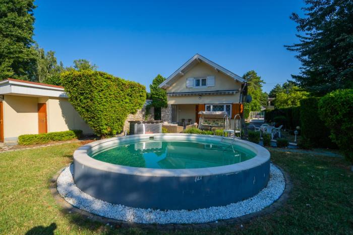 SZL131 Holiday Home with pool