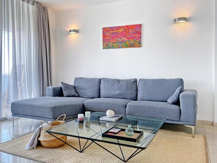 2BR SEAVIEW Apt in prime location 1 min from sea