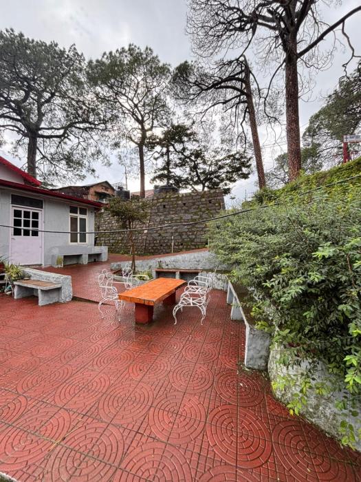The Heritage manor l on mall road Kasauli l Private Lawn l 2 Min walk to heritage market