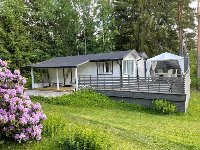 Gäststuga i mysiga Sparreholm