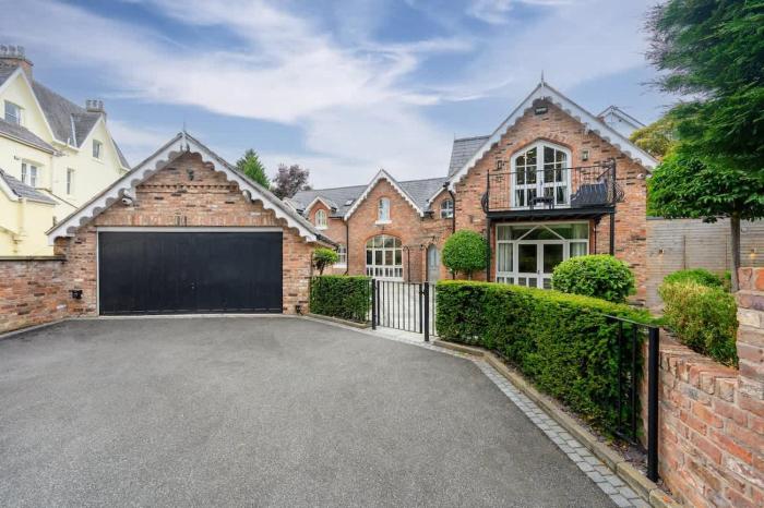 Luxurious Bowdon Mansion by City SuperHost