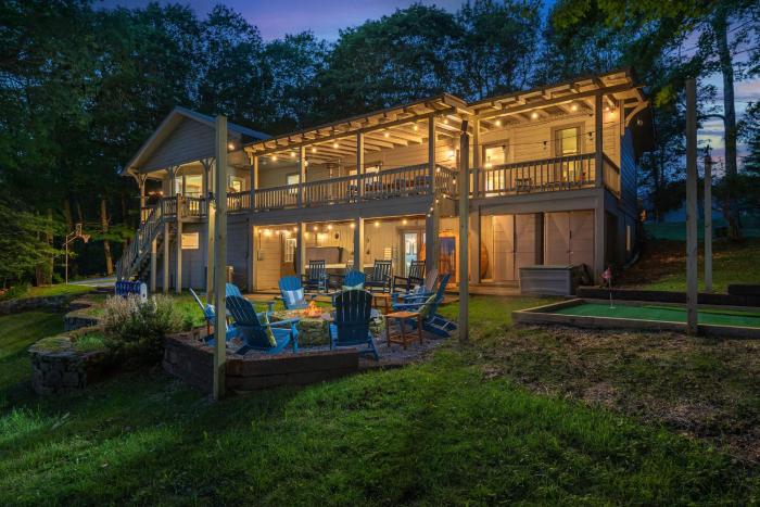 Epic Home Sleeps 20-Basketball Court-Hot Tub-Sauna