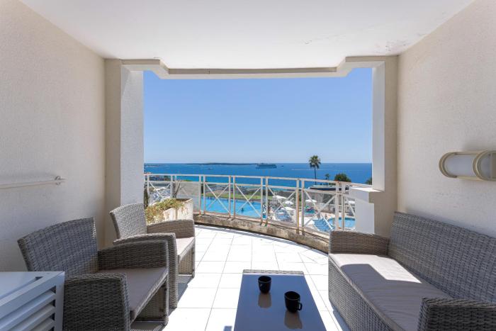 Blue view - Terrace with sea view, pool, air conditioning