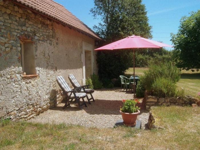 Charmant gîte à Lurcy-Lévis avec climatisation et jardin - FR-1-489-580