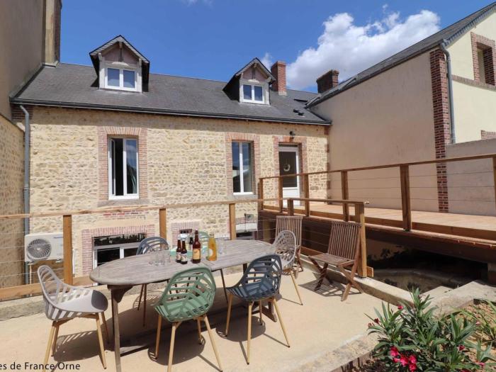 Maison familiale au cœur du village avec jardin clos et terrasse - FR-1-497-252
