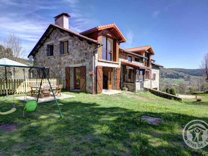 Gîte spacieux avec cheminée et terrasse en forêt, animaux acceptés - FR-1-496-280