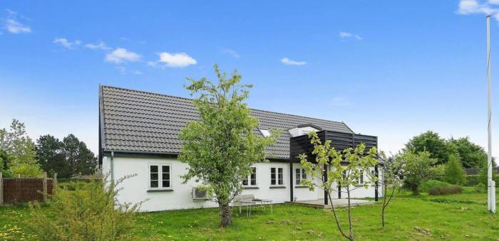 Renovated Farmhouse By The Beach On Møn