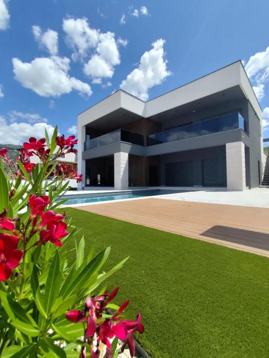 Lux Villa Serene with heated pool