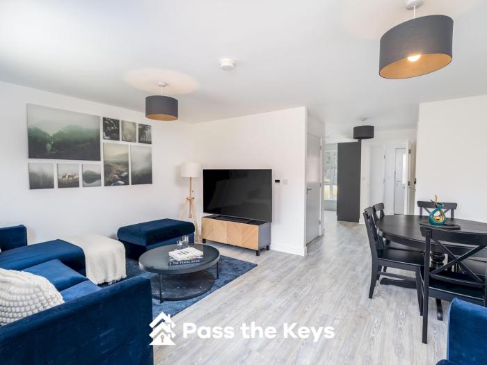 Pass the Keys Modern Townhouse with Garden and Parking in Ascot