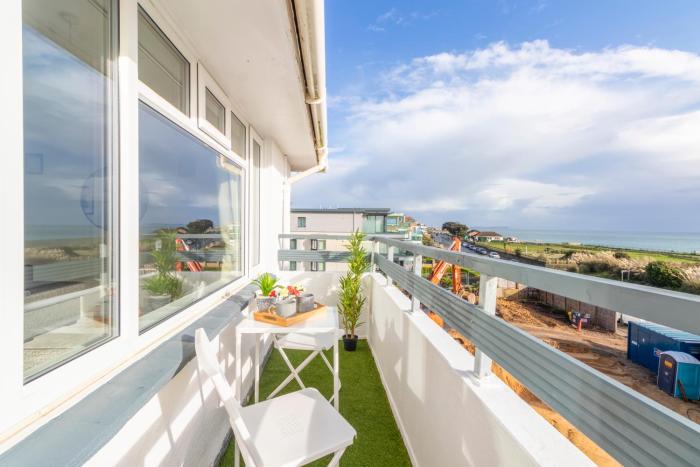 Panoramic Sea View Apartment Sleeps 4-Free Parking