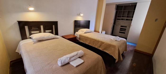 Dormitorio con baño compartido a 25 minutos del Apto