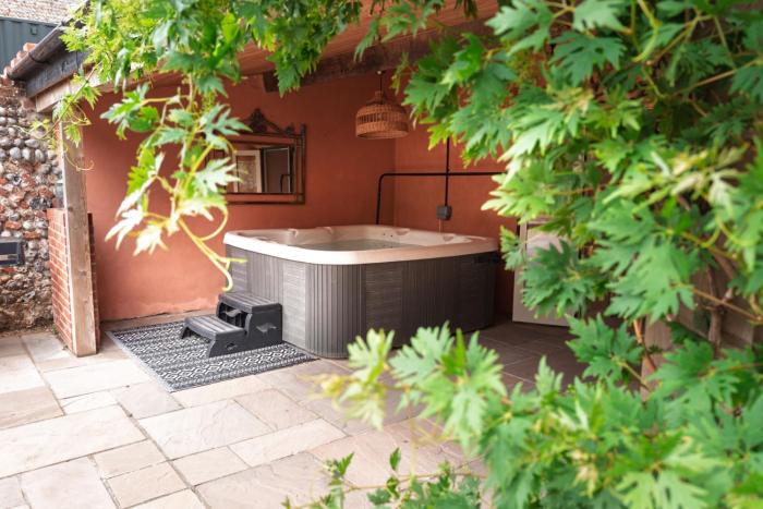 Studio Sleeps 2 w HotTub-Garden-PetsOK-Parking