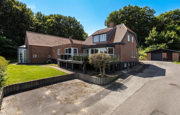 Five Bedroom Beautiful Home In Sindal