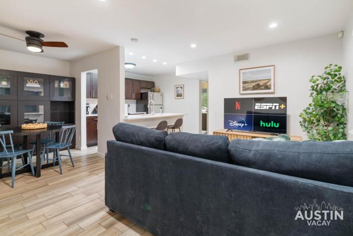 1BR 1BA Pet Friendly Condo w Pool, Gym, Walk to SoCo and Lake by Austin Vacay