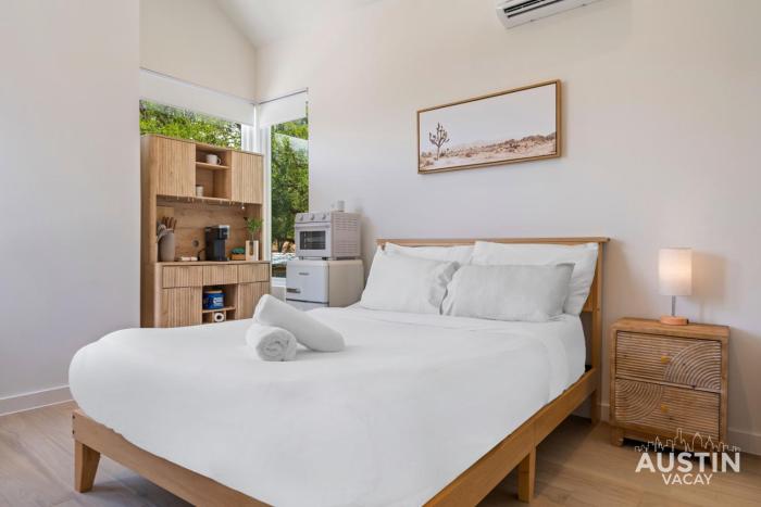 1BA East ATX StudioTX w Kitchenette Deck near UT and Lady Bird by Austin Vacay