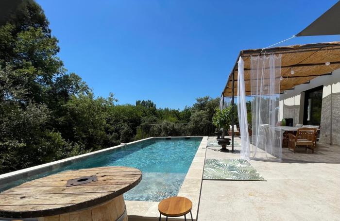 Chambre Deluxe - vue jardin - située dans le triangle dor du Luberon
