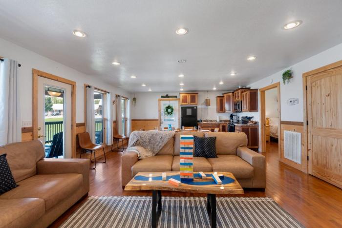 Trails End Cabin with a hot tub fire pit & indoor pool