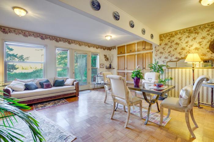 Less Than 1 Mi to Jefferson Healthcare Nurse-Ready Rental