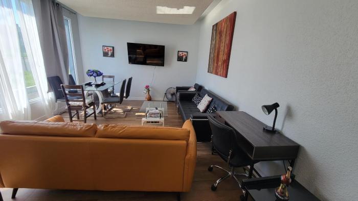 4-Bedroom Home by Downtown and Airport