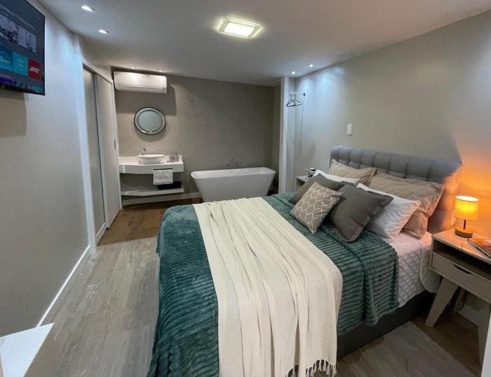 Loft novo com banheira de imersão a 5min da Vila Germânica ar e garagem