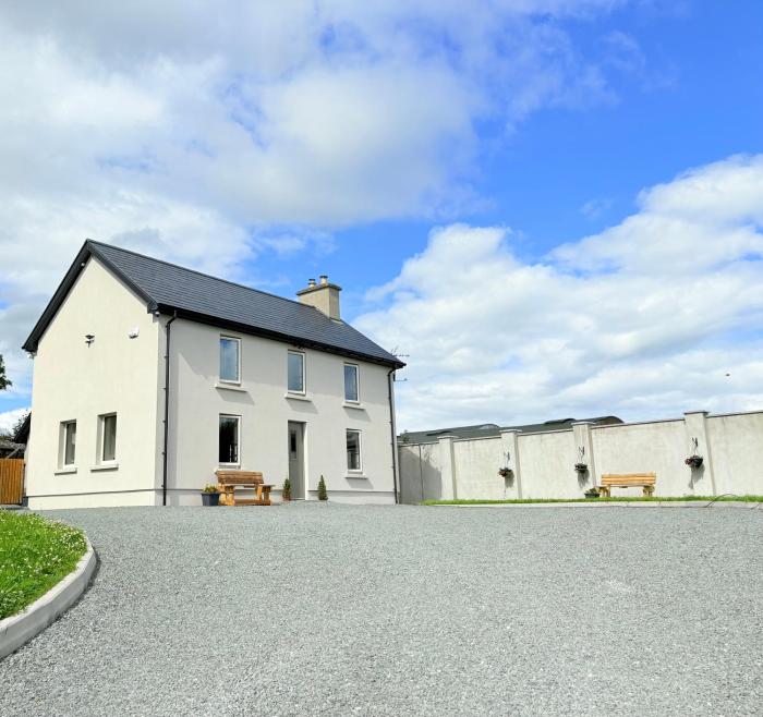 Killarney Old School Road sleeps 6