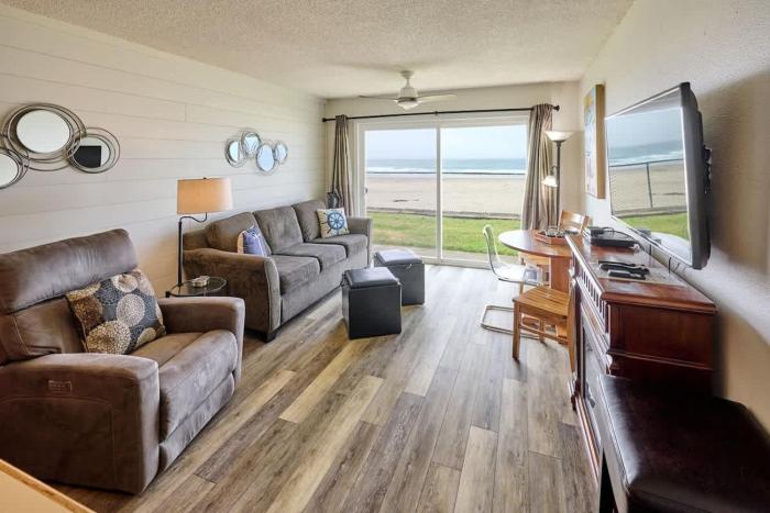 Ground Floor Beachfront Condo Suite - Sleeps 4 - Pool and Sauna