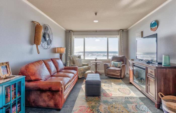Oceanfront Suite - Top Floor - Pool and Sauna - Sleeps 4