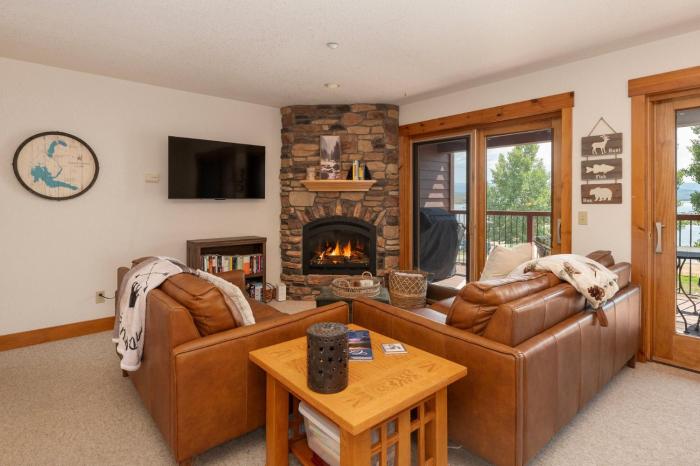 Beacon Landing Condo, Lakefront on Lake Granby, Luxurious Quality with Marina Right Outside
