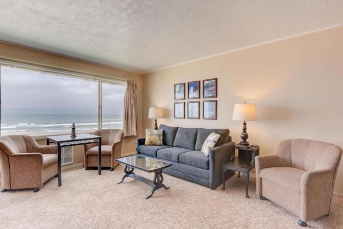 Spacious Beachfront Suite - Sleeps 8 - Top Floor - Pool and Sauna