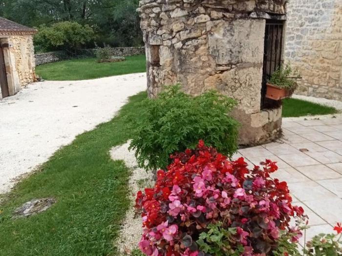 Maison ancienne restaurée avec cheminée, jardin privé et animaux admis - FR-1-616-388