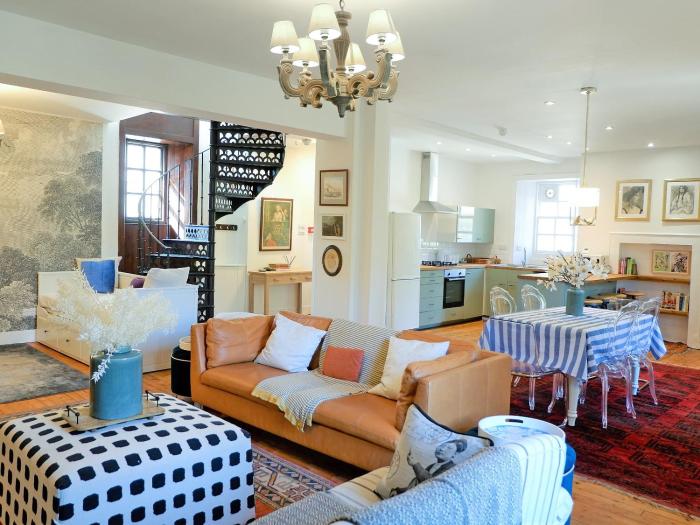 The Royal Apartment - Uk31086