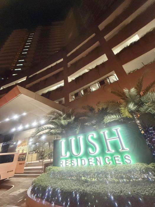 Relaxing 1BR condo with Pool and Balcony in Makati