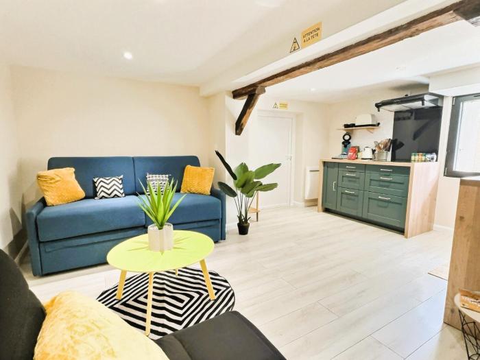Studio cosy refait à neuf - proche aéroport et tram
