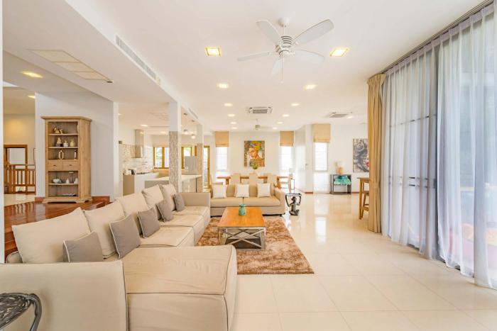 Spacious 6-Bedroom Pool Villa in Laguna