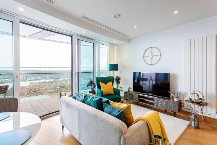 Ultra Lux Thames View Huge balcony condo with lift