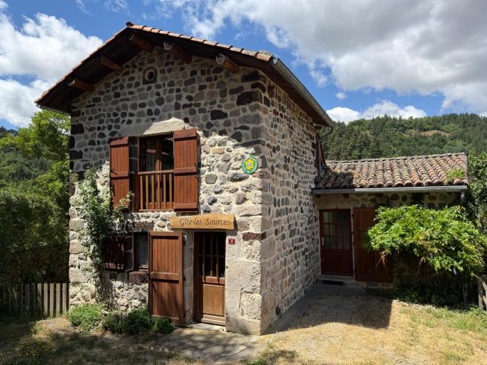 Gite LES SOURCES, 9 pers, 11 couchages - Arlempdes, classé un des plus beaux villages de France