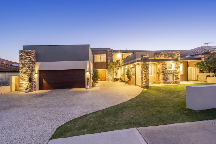 4 Magical Majestic Home Sleeps 8 HUGE backyard