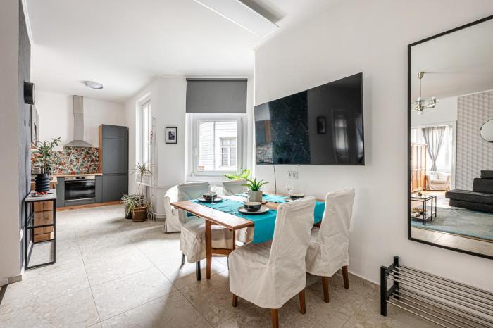 Designer Boho Loft 2BA 2BR AC Balcony