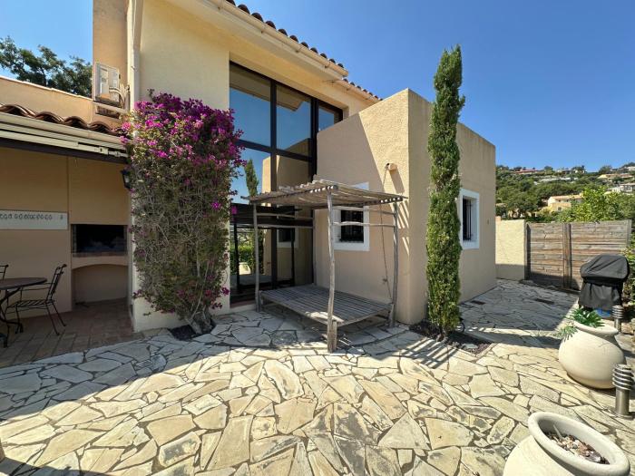 LES TAMARIS Maison pour 6 personnes dans domaine privé avec piscine à La Londe-Les-Maures