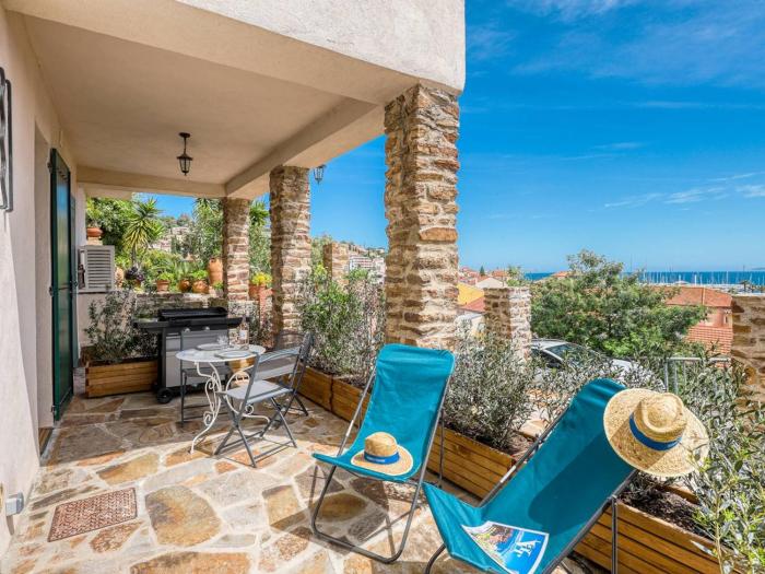 Appartement au Lavandou - Vue Mer - Climatisé - Tout à pieds - FR-1-816-3