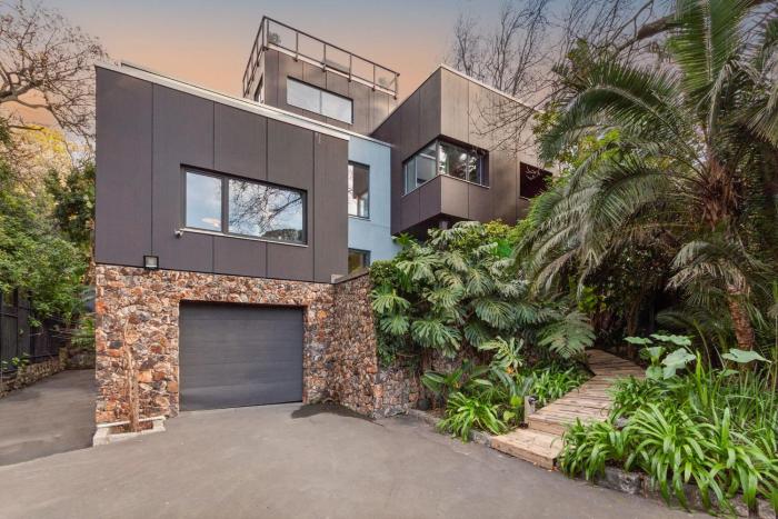 Higgo Crescent Villa