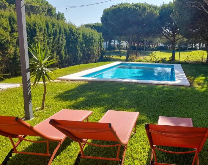 Chalet con piscina y vistas a campo de golf