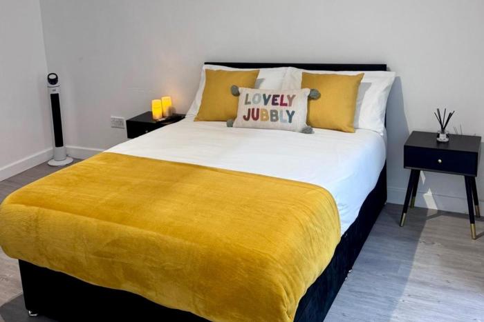 Studio- great location- M U F C- Old Trafford Mcr